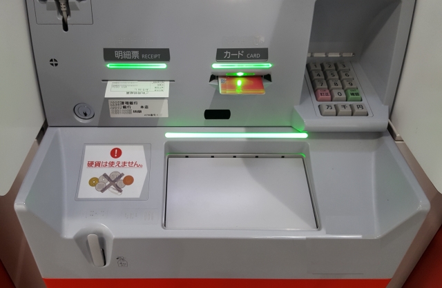 クレジットカードのキャッシングをコンビニATMで利用するやり方を解説